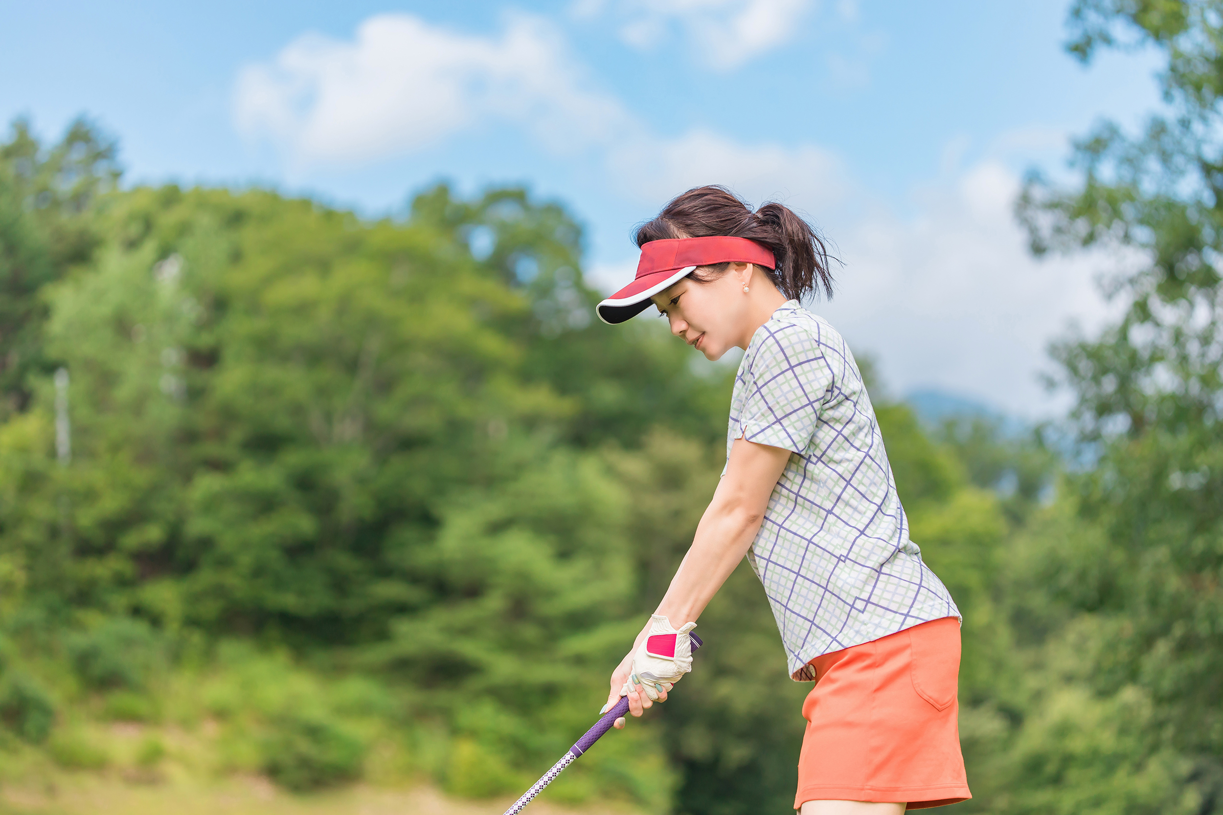 ゴルフをする女性の写真